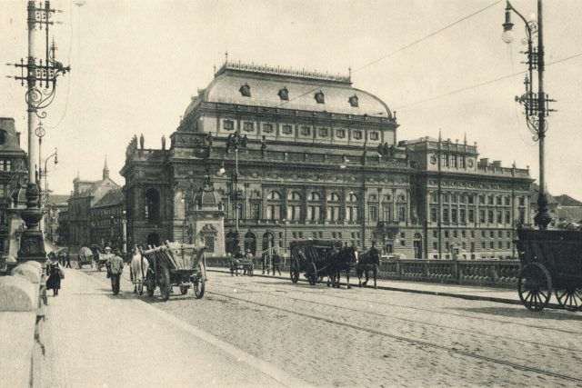 Národní divadlo kolem roku 1909 | foto: Fotobanka Profimedia