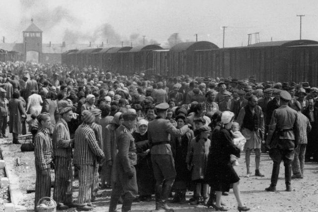 Za tisíci bezejmennými oběťmi druhé světové války bychom se měli snažit vidět konkrétní tváře a lidské příběhy. Jedině tak k nám může historie mluvit,  říká Pavel Kosatík | foto: Licence Public domain CC0