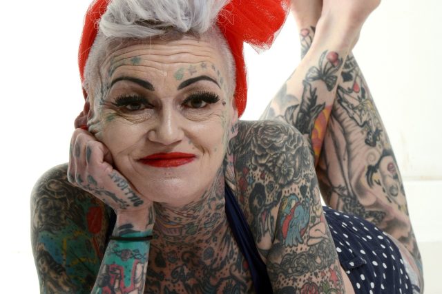 Máma dvou dětí Amanda Brignallová se začala halit tetováním,  když ji zasáhla krize středního věku. Poté,  co se rozvedla s manželem,  se postupně propracovala k tetování na 80 % těla  (snímek z roku 2013,  kdy jí bylo 49 let) | foto: Fotobanka Profimedia