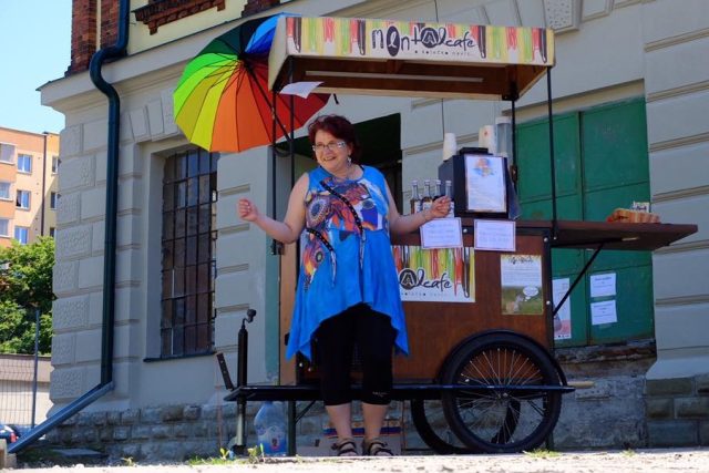 „Kája je naše sluníčko a vždycky je na ni spolehnutí, “ říká manažerka projektu Mental Café,  kde Karla pracuje jako baristka | foto: Tereza Reková