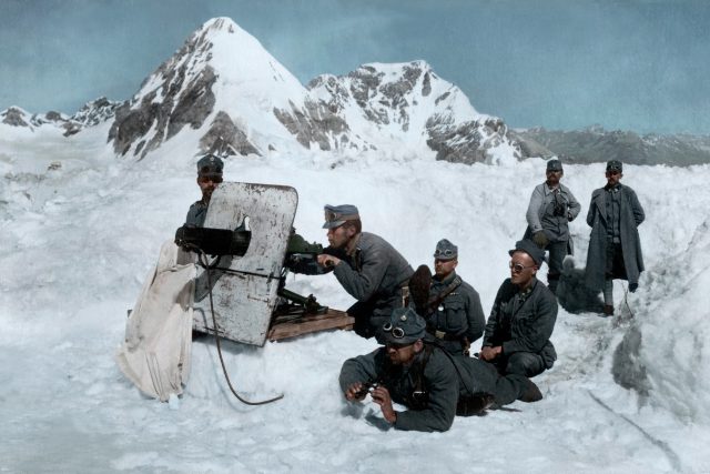 Rakouští vojáci  (1917) | foto: flickr.com   ,   CC BY 2.0,   Cassowary Colorizations