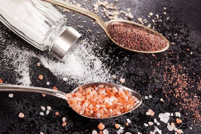 Dva typy himálajské soli ve lžících a klasická sůl | foto: Fotobanka Profimedia