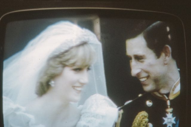 Svatba princezny Diany s princem Charlesem v dobové televizi | foto: Annie Spratt,  Fotobanka Unsplash,  Licence Unsplash