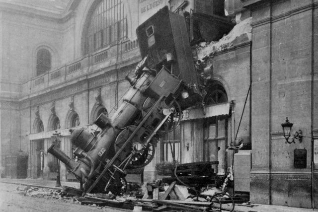Havárie vlaku na Montparnasse v roce 1895 | foto: Profimedia