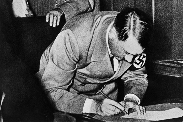 Říšský kancléř Adolf Hitler podepisuje v noci z 29. na 30. září 1938 mnichovskou dohodu | foto: Fotobanka Profimedia