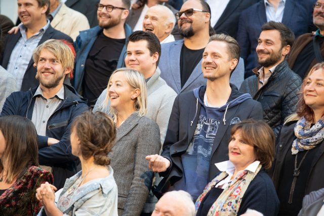 Záběr z přípravy focení společné fotky jazzmanů