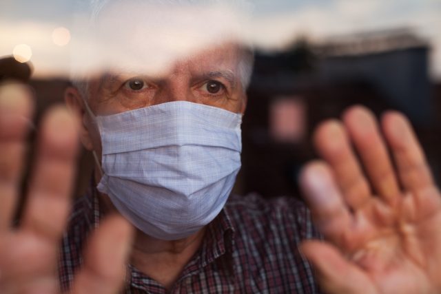 Smutek a izolace v době epidemie koronaviru | foto: Shutterstock