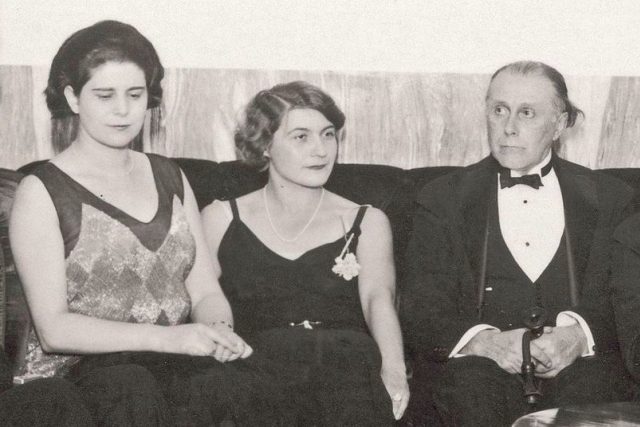 Claire Becková-Loosová úplně vlevo,  úplně vpravo Adolf Loos na fotografii z Loosových 60. narozenin ve vile Mueller  (uprostřed paní Muellerová) | foto: Profimedia