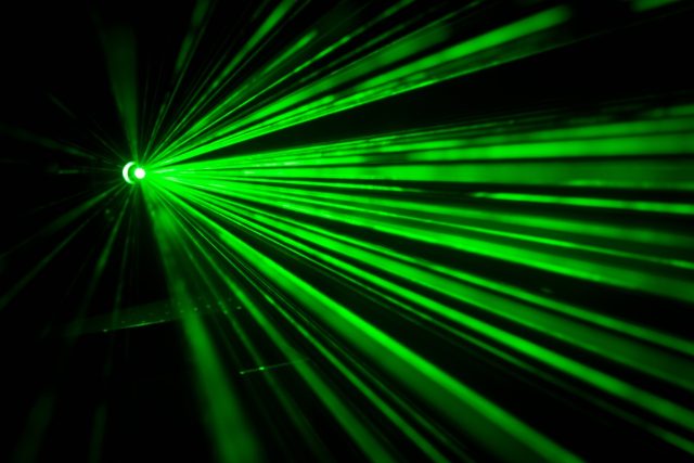 Laserový paprsek může posloužit i jako součást hudebního nástroje | foto: Ralf Vetterle,  Pixabay,  CC0 1.0