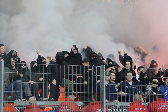 Chuligáni,  agresivní fotbaloví fanoušci  (ilustr. foto) | foto: Fotobanka Profimedia