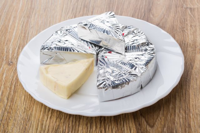 Tavený sýr se vyrábí z kvalitních surovin. Problémem jsou pouze tavicí soli,  které ale velmi dobře vykompenzuje obsah vápníku | foto: Shutterstock