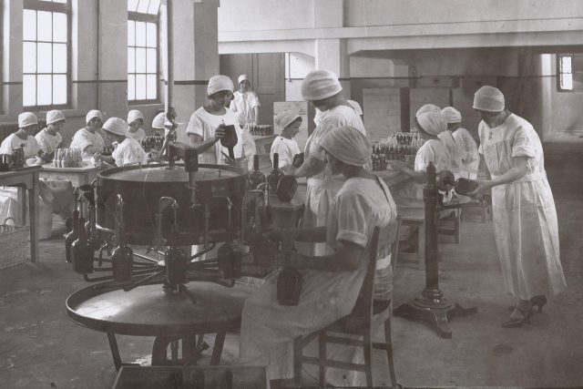 Dělnice v amsterodamské fabrice Maggi  (kolem roku 1930) | foto: autor neznámý,  Wikimedia Commons,  Gemeente Amsterdam Stadsarchief,  CC0 1.0