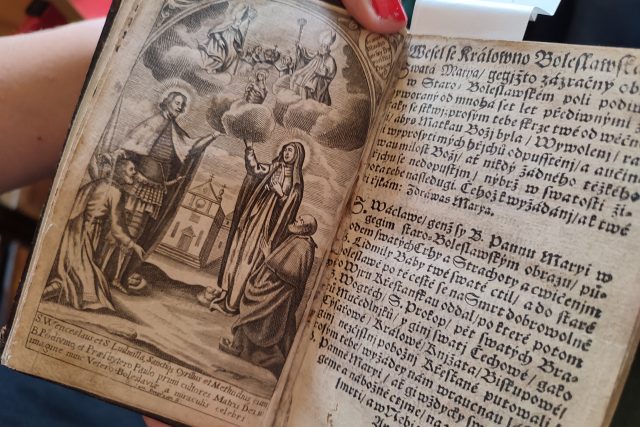 Jedno z vyobrazení svaté Ludmily ve starých knihách,  které uchovávají v pražském Klementinu | foto: Kateřina Havránková,  Český rozhlas