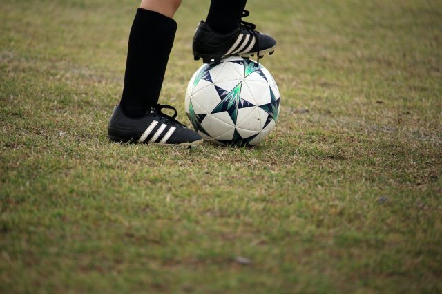 Dítě na fotbalovém tréninku  (ilustrační foto) | foto: Hal Gatewood,  Unsplash,  Licence Unsplash