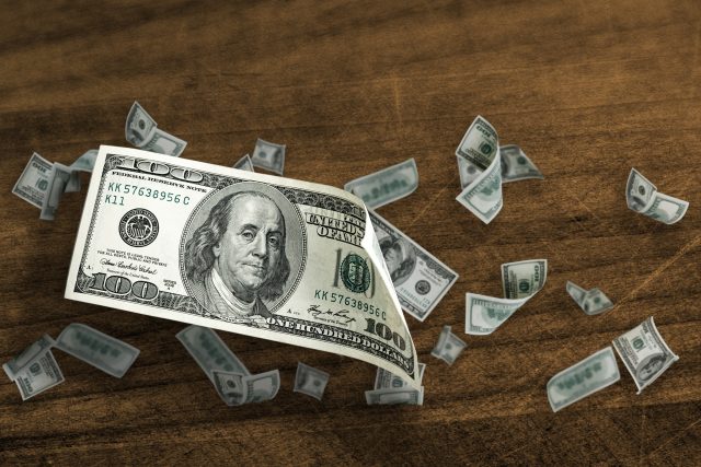 Jeffrey Archer: Ani o dolar víc,  ani o dolar míň | foto: Helena Neubertová,  Shutterstock