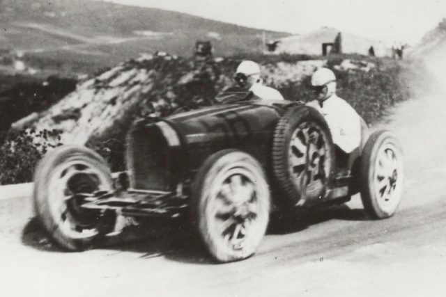 Eliška Junková ve voze Bugatti Typ 35 na závodě Targa Florio | foto: eSbírky – kulturní dědictví on-line,  Národní muzeum - Historické muzeum,  CC BY 4.0