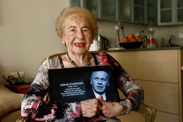 Mimi Reinhardtová,  židovská sekretářka Oskara Schindlera,  s jeho fotografií v roce 2019 | foto: Gideon Markowicz,  AFP / Profimedia