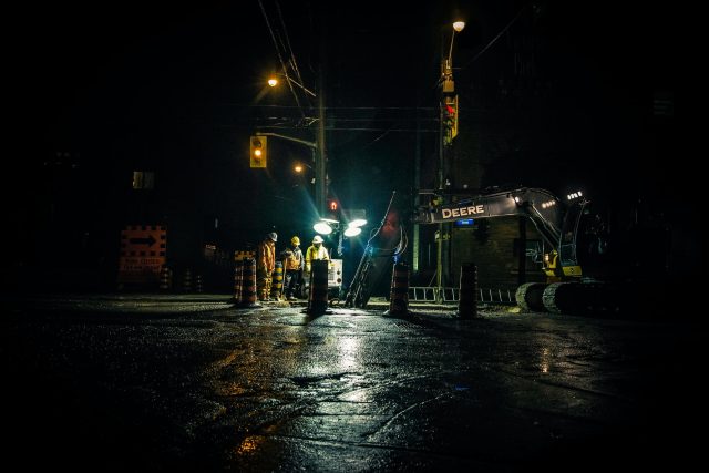 Rekonstrukce silnice v noci  (ilustrační foto) | foto: Fotobanka Unsplash