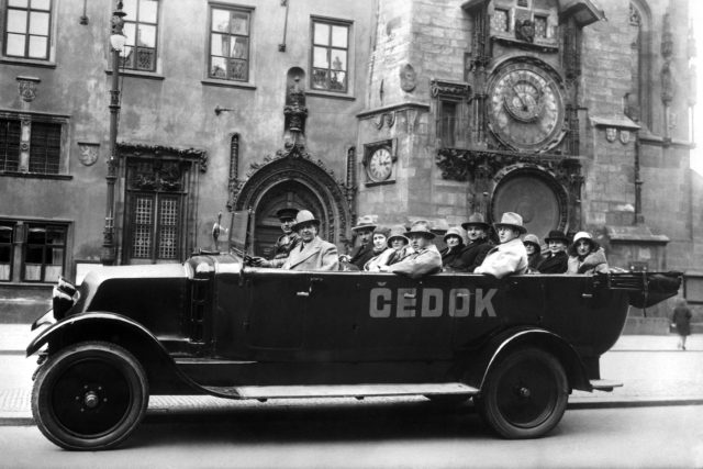 Automobil Čedoku s turisty v roce 1931 | foto: autor neznámý,  ČTK