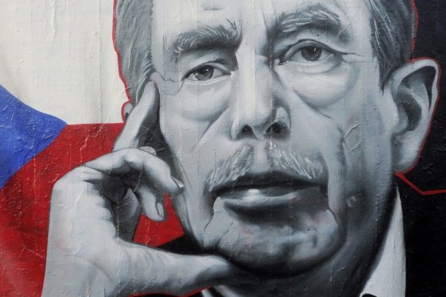 Václav Havel se svých 80 nedožil . Dnes je z něj samolepka… Komu se líbí,  lepí ji všude. Komu ne,  ten ji musí strhnout. Všem ale přitom uniká její obsah | foto: Vít Šimánek,  ČTK