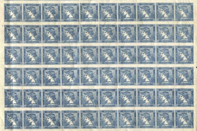 Podstatná část  (osmdesátiblok) tiskového listu prvních novinových známek světa z roku 1851,  tzv. modrých Merkurů,  který původně tvořilo 100 známek. | foto:  Poštovní muzeum
