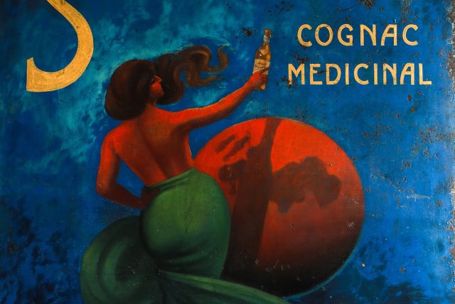 Reklama na destilát firmy Stock Cognac Medicinal,  ve které Lionello Stock v roce 1927 namíchal první fernet | foto: Petr Kozlík,  MAFRA / Profimedia