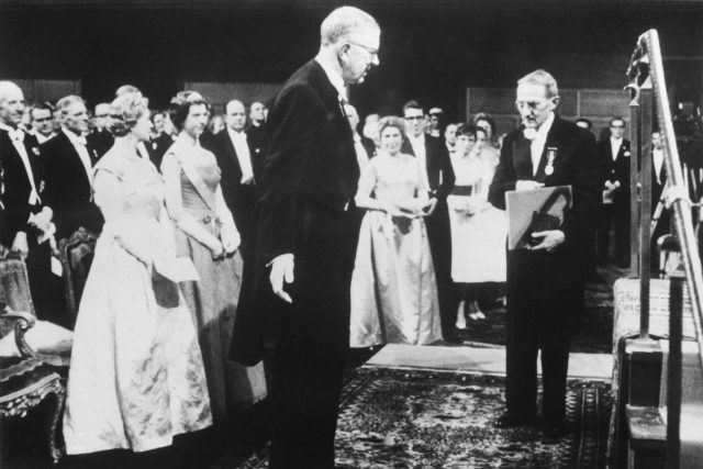 Akademik Jaroslav Heyrovský přebírá od švédského krále Gustava VI. Adolfa Nobelovu cenu za chemii | foto: ČTK