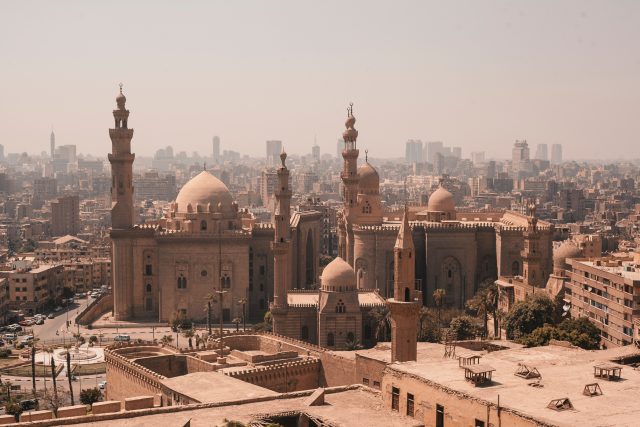 Egypt má dnes kolem 90 milionů obyvatel a až dosud nikdo nespočítal,  kolik lidí žije přímo v Káhiře. Někdo tvrdí 15,  někdo 25 milionů,  říká dirigent | foto: Omar Elsharawy,  Fotobanka Unsplash