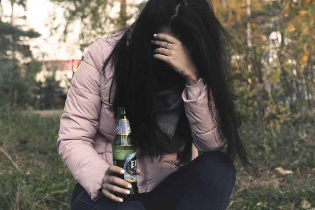 Alkoholička - alkohol - žena - dívna - opilec | foto: Pixabay,  CC0 1.0