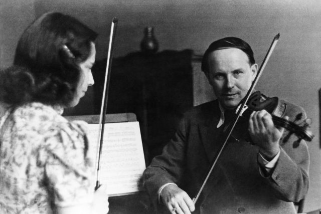 Nejdříve ctitel,  potom manžel. Jindřiška Příhodová se za houslového virtuosa provdala v roce 1936 | foto: ČTK