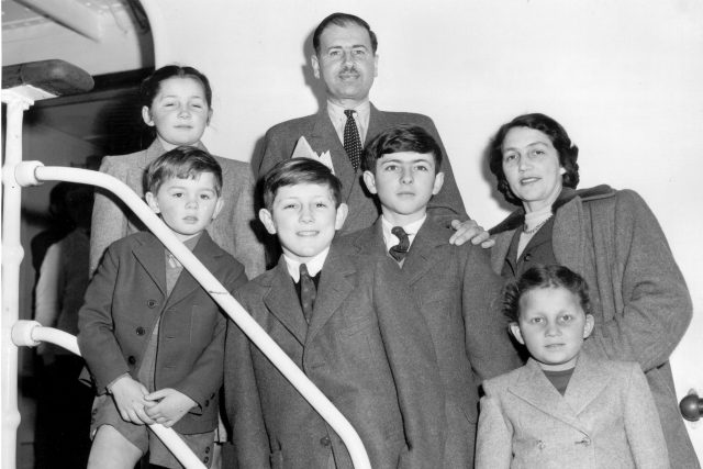 Hrabě Jindřich Kolowrat-Krakovský s rodinou po příjezdu do USA v dubnu 1948 | foto: ČTK