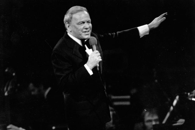 Frank Sinatra   (12. 12. 1915–14. 5. 1998)  byl pověstný svým puntičkářským vzhledem. Doma měl na 160 obleků,  v každé kapsičce saka nikdy nesměl chybět oranžový kapesníček | foto: Fotobanka Profimedia