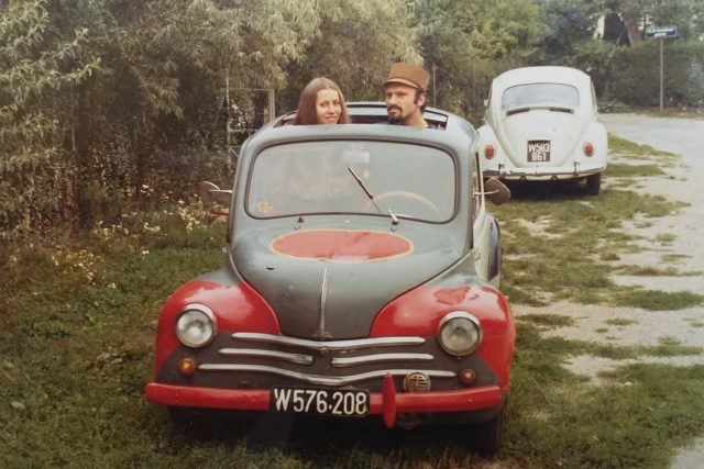 První auto. Spisovatel Milan Ráček se se svou ženou usadil už v 70. letech nedaleko československé hranice v Rakousku  | foto:  archiv Milana Ráčka