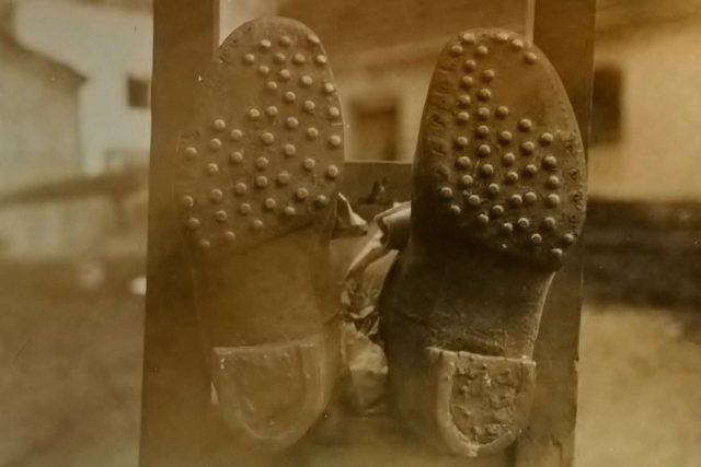 K usvědčení pachatele vraždy v Příbicích pomohla mimo jiné analýza otisků jeho bot | foto: Muzeum Policie ČR