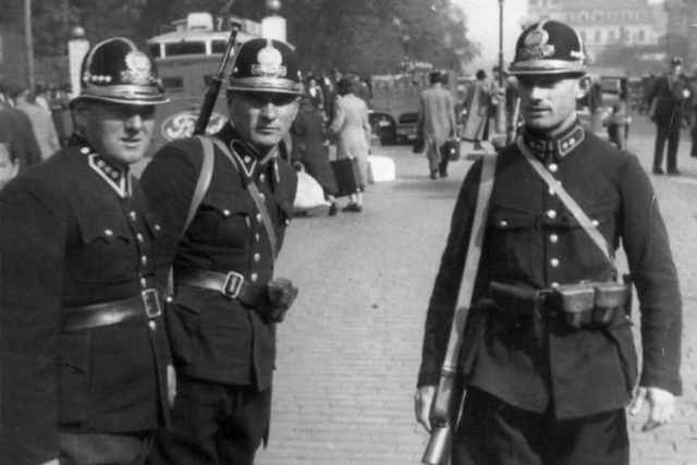 Čeští policisté v typických přilbách. Byli připraveni bránit vlast,  i když oficiálně spadali pod nacistické okupační velení | foto: Muzeum Policie ČR