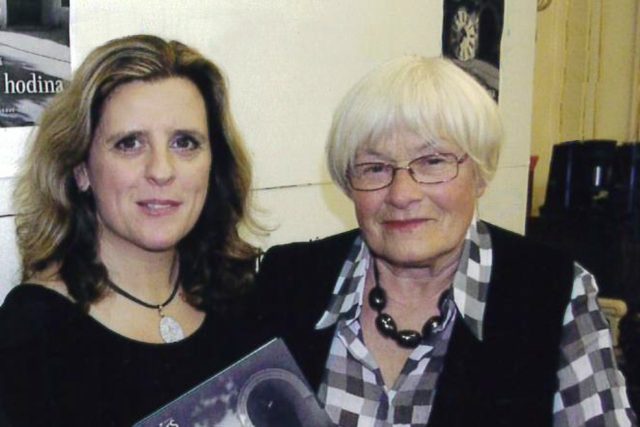 Zuzana Maléřová a Eva Fuková. Zuzana Maléřová drží svou knihu Šťastná hodina s fotografiemi Evy Fukové | foto: archiv Zuzany Maléřové