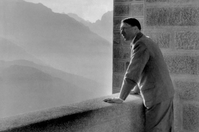 Adofl Hitler kouká na hory ze své rezidence Berghof | foto: Profimedia