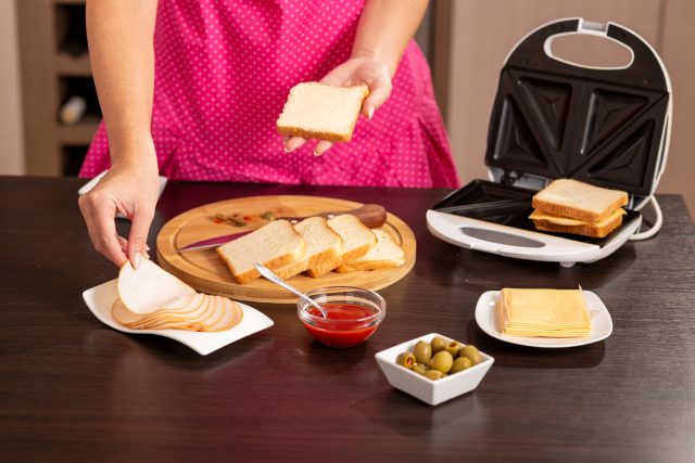 Zapékání zvládly dobře jednoduché sendvičovače i modely multifunkční s vyjímatelnými zapékacími deskami | foto: Shutterstock