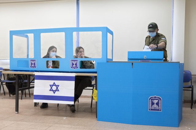 Za dva roky proběhly v Izraeli již čtvery parlamentní volby | foto: Sebastian Scheiner,  ČTK/AP