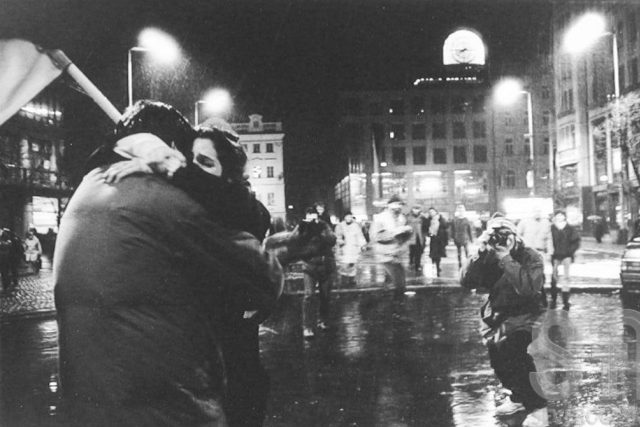 Sametová revoluce: 17. listopad 1989 | foto: Iva Borisjuková,  eSbírky – kulturní dědictví on-line,  Národní muzeum,  CC BY-NC-ND 4.0