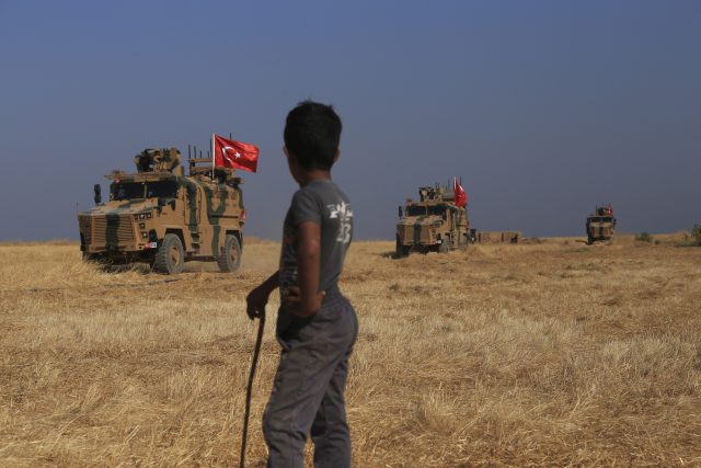 Turecká obrněná vozidla hlídkují na hranici se Sýrií | foto:  Baderkhan Ahmad,  ČTK/AP
