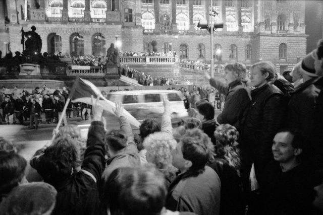 Listopad 1989 v Praze,  demonstrace na Václavském náměstí | foto: Profimedia