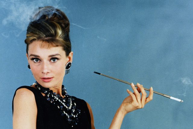 Audrey Hepburn ve filmu Snídaně u Tiffanyho. Kultovní jsou taky její filmy Prázdniny v Římě,  Sabrina nebo My Fair Lady. Nikdy nevážila víc než 50 kg,  což jí při výšce 170 cm dodávalo na křehkosti | foto: Fotobanka Profimedia