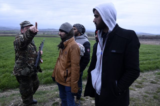 Migranti na řecko-turecké hranici | foto: Giannis Papanikos,  ČTK/AP