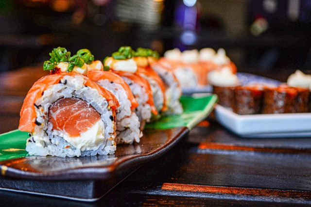Ryby bychom kvůli omega-3 mastným kyselinám měli jíst denně a co nejméně tepelně upravené – třeba ve formě sushi | foto: Unsplash