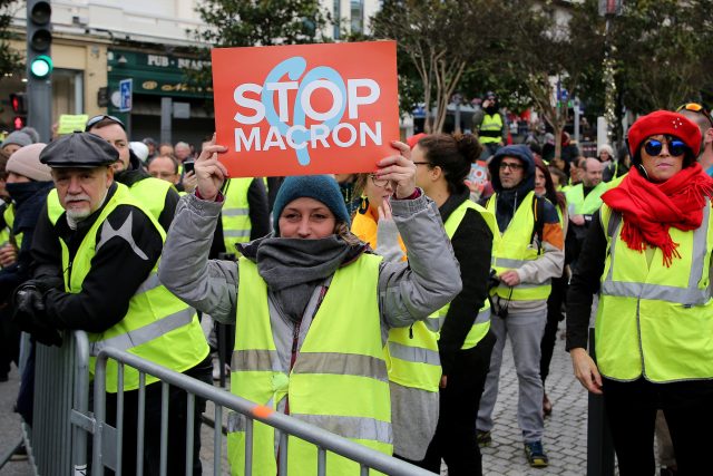 Francouzský prezident Macron dělá podle českého filozofa chybu,  když vychází demonstrantům vstříc | foto: ČTK/AP/Bob Edme