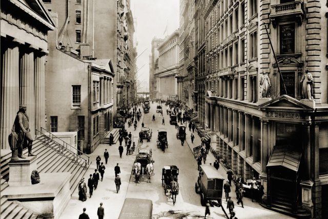 Wall Street v New Yorku. V popředí vlevo je Federal Hall; vpravo je banka J. P. Morgana. Rok 1910 | foto: Shutterstock