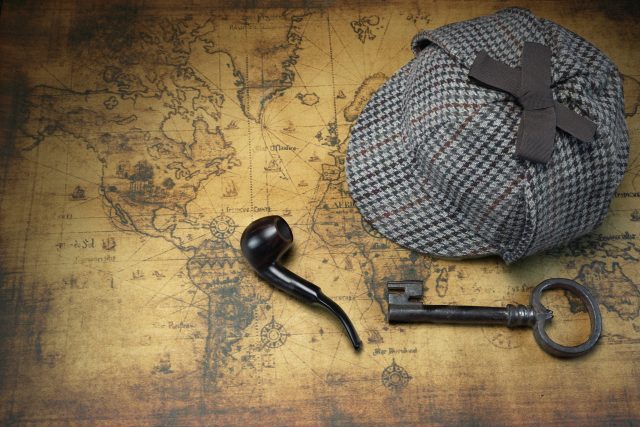 Sherlock Holmes? „V holmesovské kánonu se prohnutá dýmka a čepice se dvěma štítky neobjevuje, “ říká Aleš Kolodrubec. „Zato lupa je hned v prvním díle Studie v šarlatové“ | foto: Shutterstock