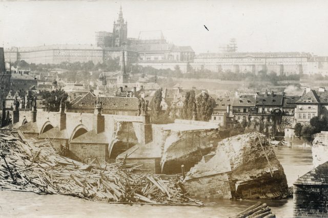 Sesutý Karlův most po velké povodni 4. září 1890 | foto: Profimedia