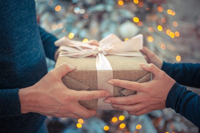 Podmínky dobrovolného vracení dárků do kamenných prodejen si určují sami obchodníci | foto: Bob Dmyt,  Pixabay